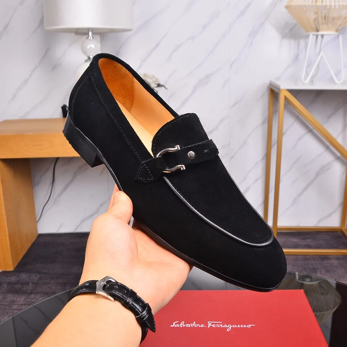 Factory: 260 Original order quality Brand: Ferragamo Size: Men's size 38/44 (45 can be customized) Grade: Same style as the official website High-end quality men's shoes Material: Original top layer frosted cowhide, water-dyed cowhide lining original outsole Style categories: Men's fashionable formal business casual leather shoes Slip-on men's high-top series Young fashion European and American trends British style Casual matching Comfortable feet